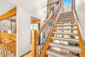 Interior - 8 aquatic passes, wood fireplace BBQ Wi-Fi access (Sunriver)