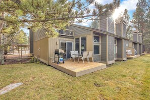 Outdoor dining - Wood fireplace, Wi-Fi access, guest perks, seasonal pool, tennis courts and hot tub access (Sunriver)