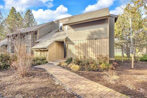 Exterior - 8 aquatic passes, wood fireplace BBQ Wi-Fi access (Sunriver)