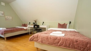 Bàn, truy cập Internet không dây miễn phí, bộ trải giường 