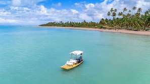 Sur la plage, sable blanc, chaise longue, serviettes de plage
