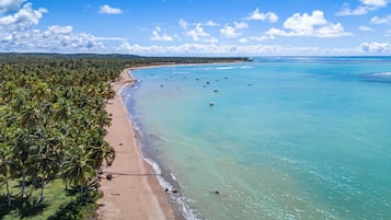 Plage, sable blanc, chaises longues, serviettes de plage