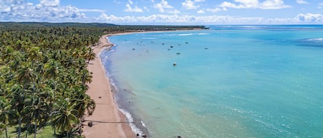 Plage, sable blanc, chaises longues, serviettes de plage
