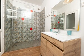 Towels, toilet paper - Beautiful house seafront (CN)