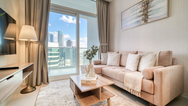 Un salon moderne avec un canapé, une table basse et un téléviseur.