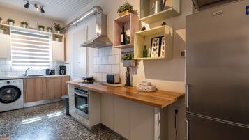 Kühlschrank, Ofen, Geschirrspüler, Wasserkocher mit Kaffee-/Teezubehör