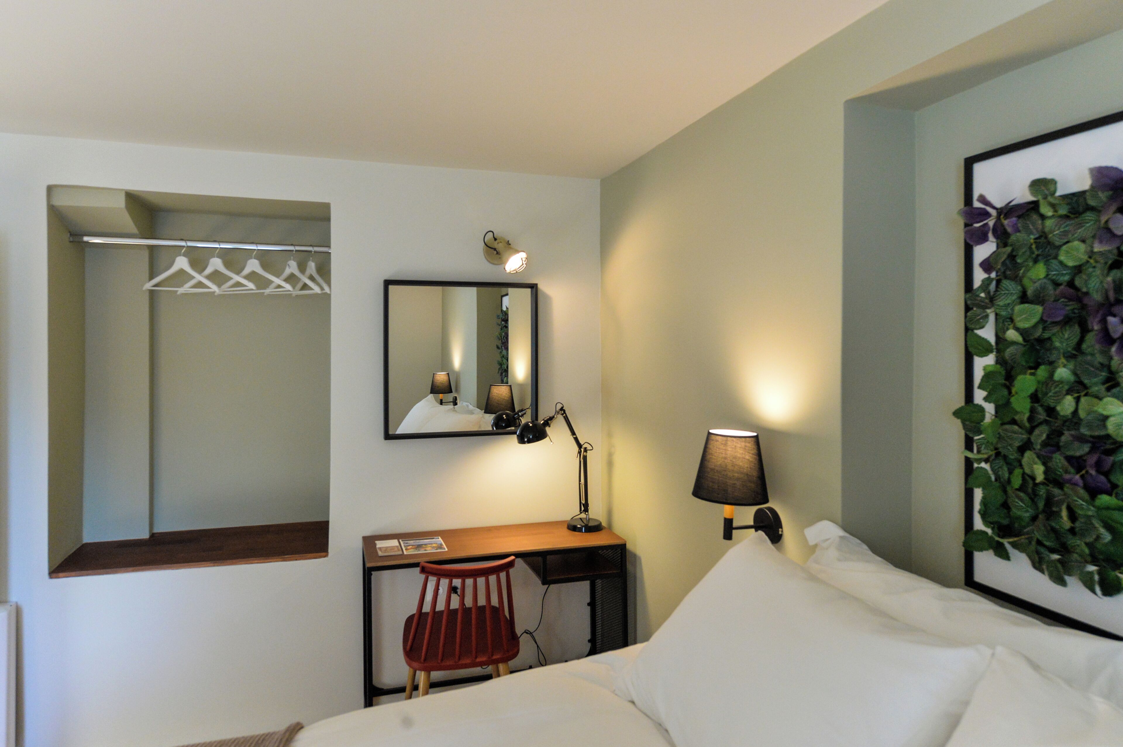 5 dormitorios, escritorio, tabla de planchar con plancha y cuna de viaje