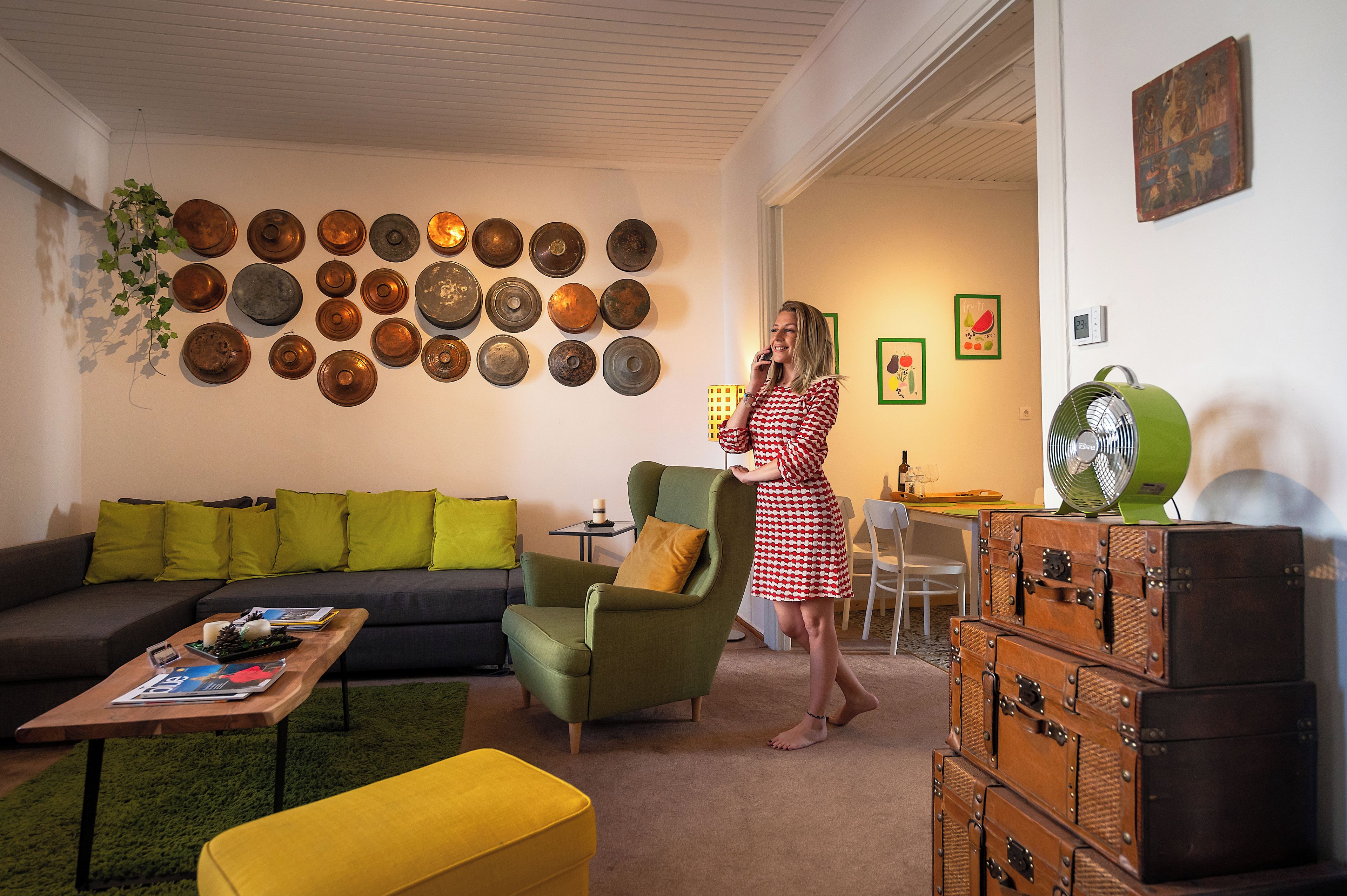 Ein Wohnzimmer mit Sofa, Sessel, Couchtisch und Wanddekoration.