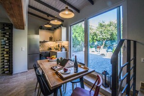 Kühlschrank, Ofen, Geschirrspüler, Wasserkocher mit Kaffee-/Teezubehör