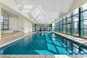 Pool - Spacious 3-bed Unit in Melbourne CBD w/ Pool & Gym (Melbourne)