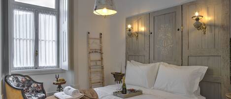 Design Double Room | Hypo-allergenic bedding, memory foam beds, free WiFi, bed sheets