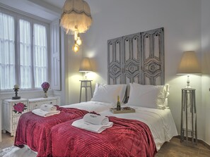 Hypo-allergenic bedding, memory-foam beds, free WiFi, bed sheets - República Guest House (Coimbra)