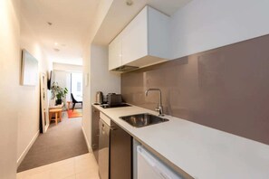 Basic Apartment | Private kitchen - Well Located 1bed Unit in Near Albert Park w/ Gym! (Melbourne)