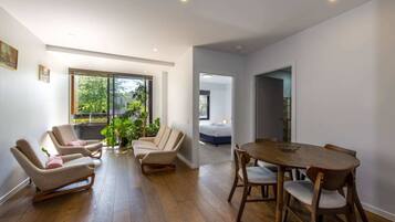 Basic Apartment | Dining