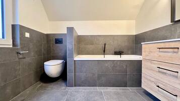 Haartrockner, Handtücher, Seife, Toilettenpapier