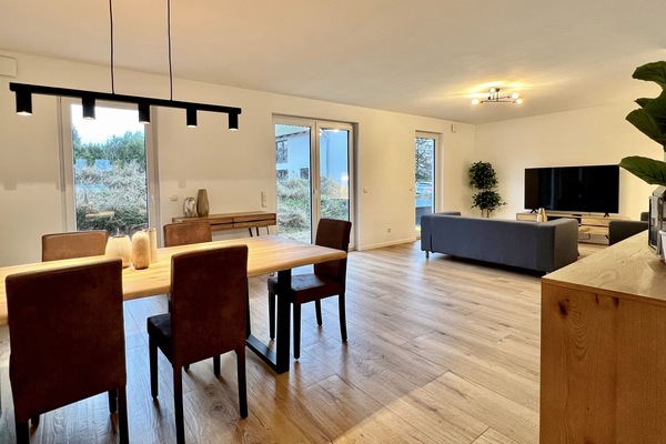 Links Essbereich und rechts der Wohnbereich mit 2 x Couch und 65 Zoll TV