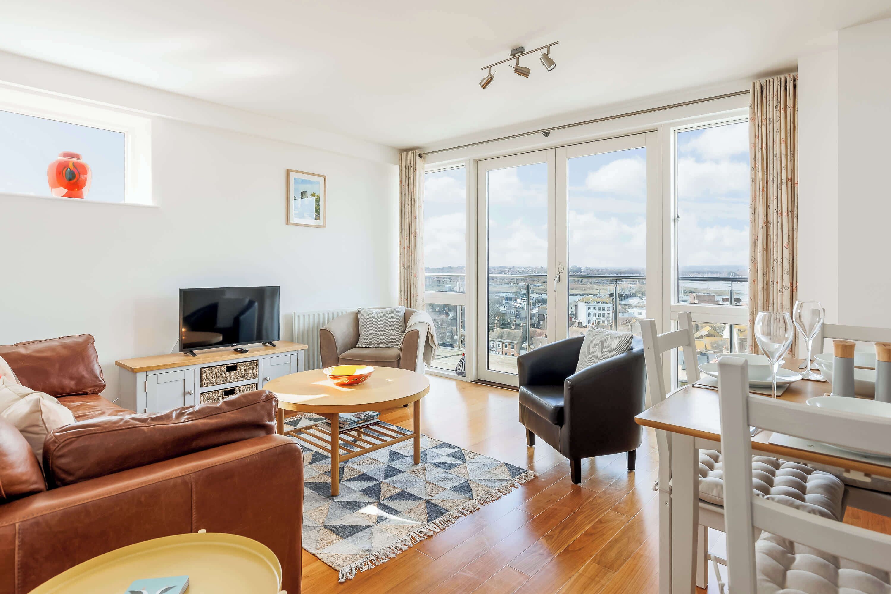 Televisión y oficina 