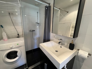 Douche, serviettes fournies, savon, papier toilette