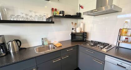 Moderne Studio aan de Kust: Winkels, Duinen & Zee op Loopafstand