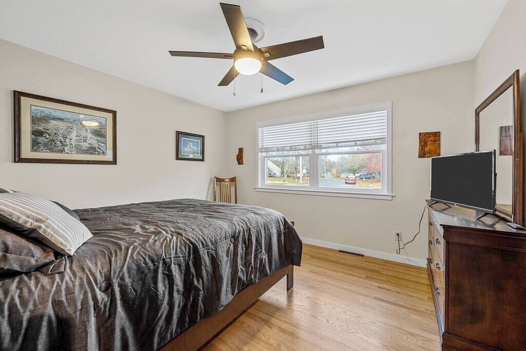 3 chambres, bureau, fer et planche à repasser, lit parapluie