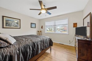 3 bedrooms, desk, iron/ironing board, travel crib