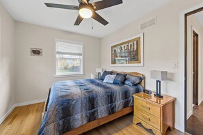 3 Schlafzimmer, Schreibtisch, Bügeleisen/Bügelbrett, Reisekinderbett