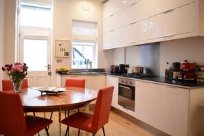 베이직 아파트 | 전용 주방 | 냉장고, 오븐, 쿡탑, 식기 세척기