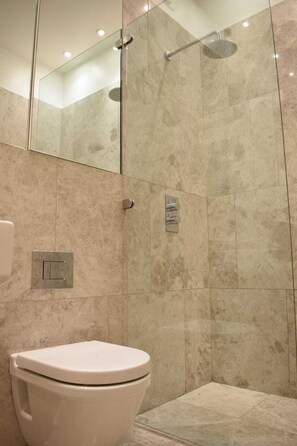 Apartamento básico | Banheiro | Chuveiro, secador de cabelo, toalhas de banho, sabonete