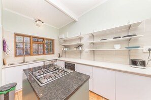 Casa básica | Cocina privada | Refrigerador, microondas, horno y parrilla de estufa 