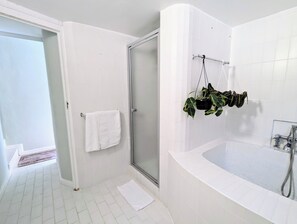 Sabun, sampo,  dan tisu toilet