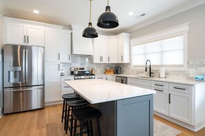 Geladeira, micro-ondas, fogão, cooktop