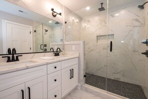 Hair dryer - Modern 4BR Oasis - Main Level Master + 2 King Beds (Forest)