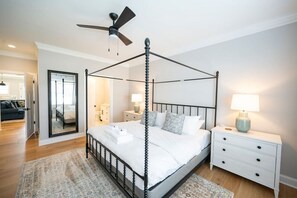 4 bedrooms, desk, iron/ironing board, WiFi - Modern 4BR Oasis - Main Level Master + 2 King Beds (Forest)