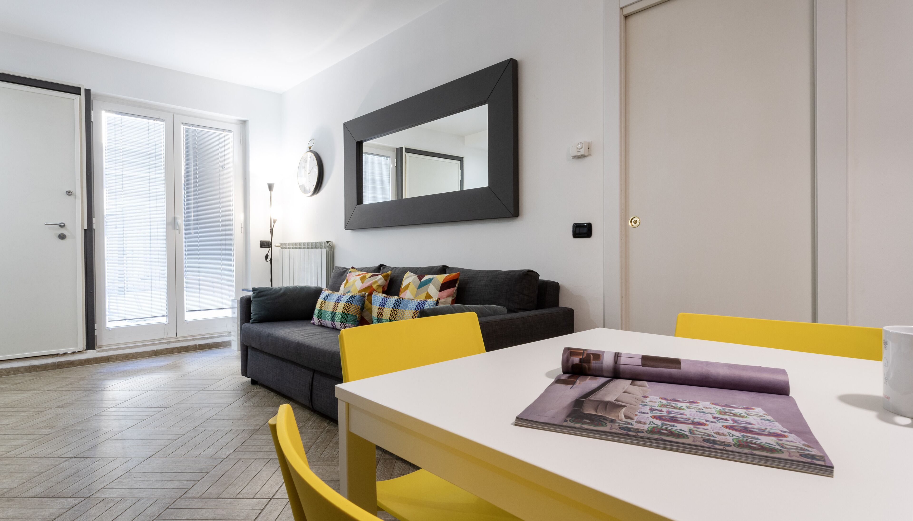 Apartament (1 Bedroom) | Sala d'estar | Televisor intel·ligent de 55 polzades amb canals per cable i televisor 