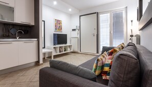 Apartment (1 Bedroom) | Living area | 55-inch Smart TV with cable channels, TV - Italianway - Giovanni Amadeo 48 (Milan)