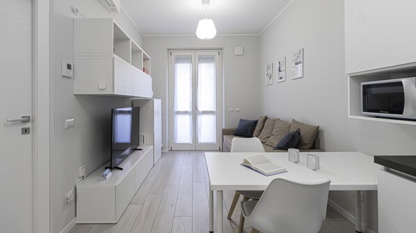 55-吋智慧型電視，提供衛星頻道