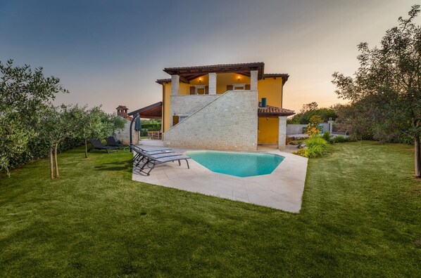 A heated pool - Villa Amalija, a holiday home with a heated pool (Susnjici)