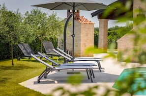 Property grounds - Villa Amalija, a holiday home with a heated pool (Susnjici)