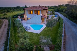 Exterior - Villa Amalija, a holiday home with a heated pool (Susnjici)