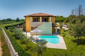Exterior - Villa Amalija, a holiday home with a heated pool (Susnjici)
