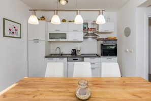 Réfrigérateur, four à micro-ondes, un four, surface de cuisson