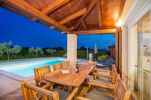 Outdoor dining - Villa Rosalija with pool and sauna (Susnjici)