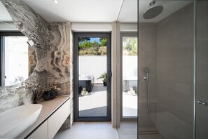 Dusche, Haartrockner, Handtücher