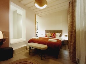 1 quarto, ferros/tábuas de passar roupa, roupa de cama