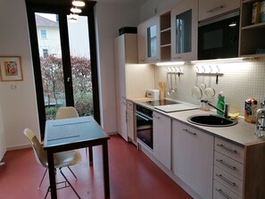 Frigorífico, microondas, horno y placa de cocina