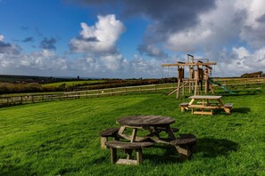 Outdoor dining - The Granary, shared hot tub and sauna (Hartland)