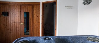The Linhay, shared hot tub and sauna