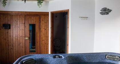 The Linhay, shared hot tub and sauna