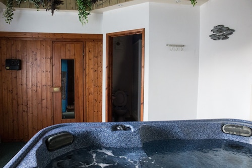 The Stables, shared hot tub and sauna