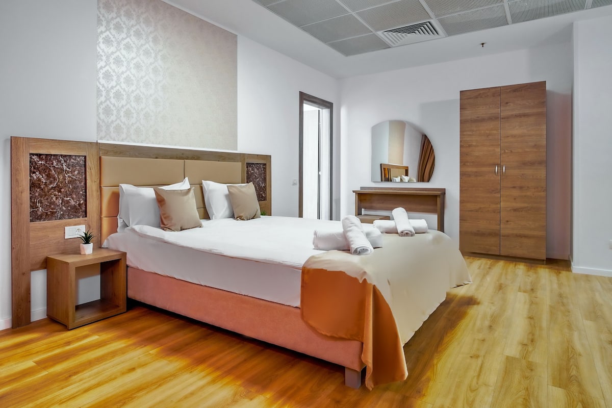1 Schlafzimmer, individuell dekoriert, schallisolierte Zimmer